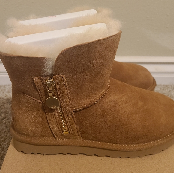 UGG - Picture 2 of 8